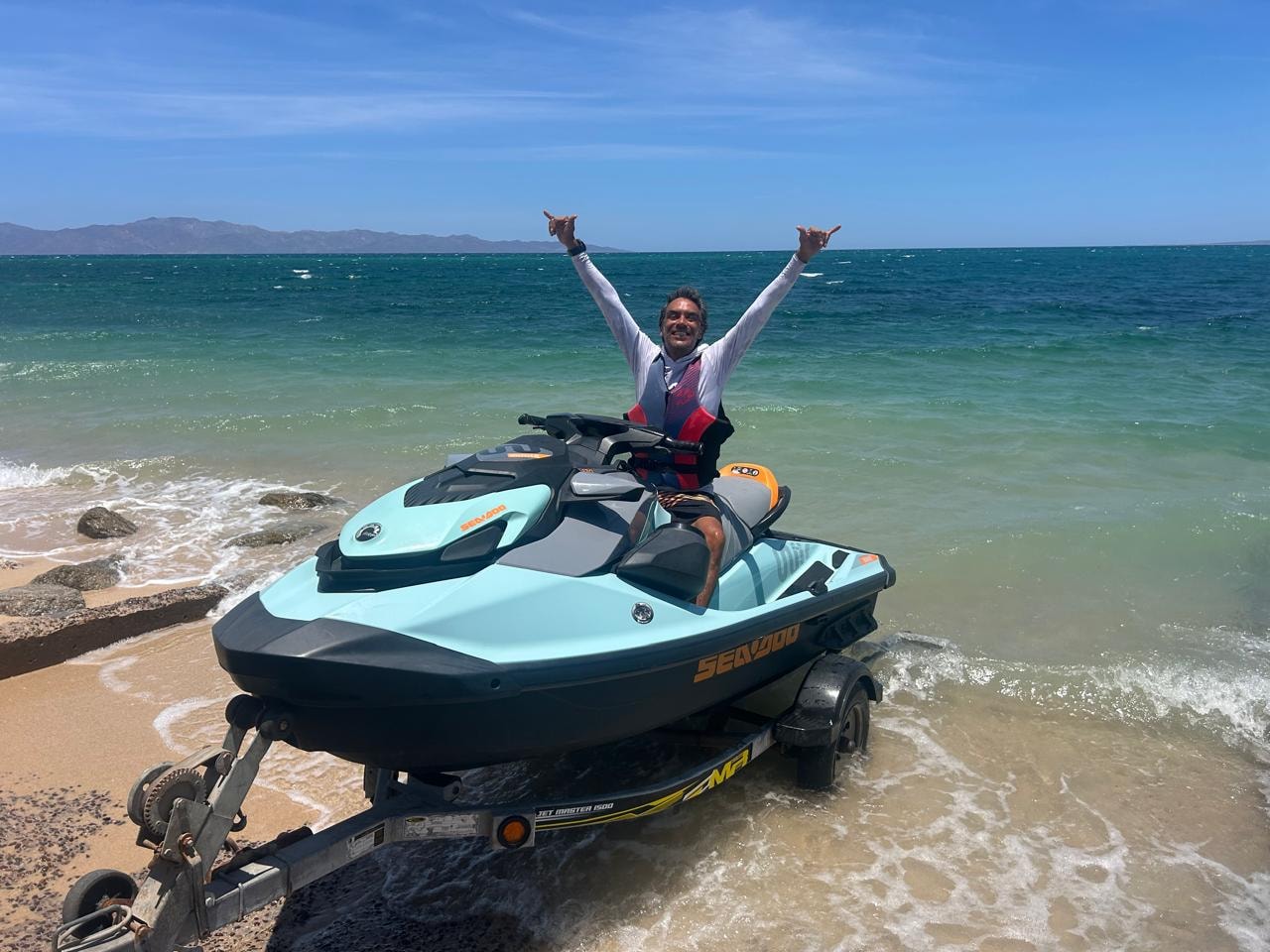 Instructor en jet ski listo para asistir en La Ventana